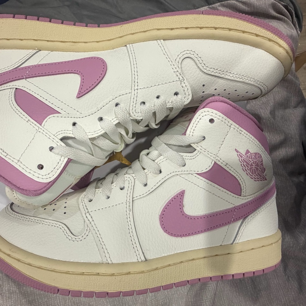 NEW Nike Jordan 1 Women's Cream and Pink High-Top Sneakers - Size 8 - Picture 3 of 6